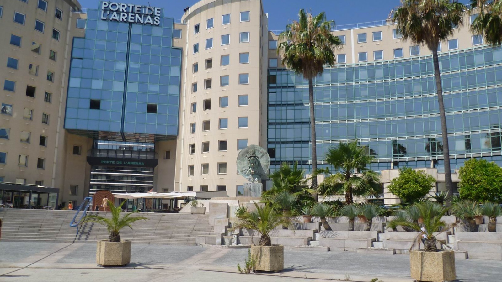 Отель на набережной в городе Ницца, Франция