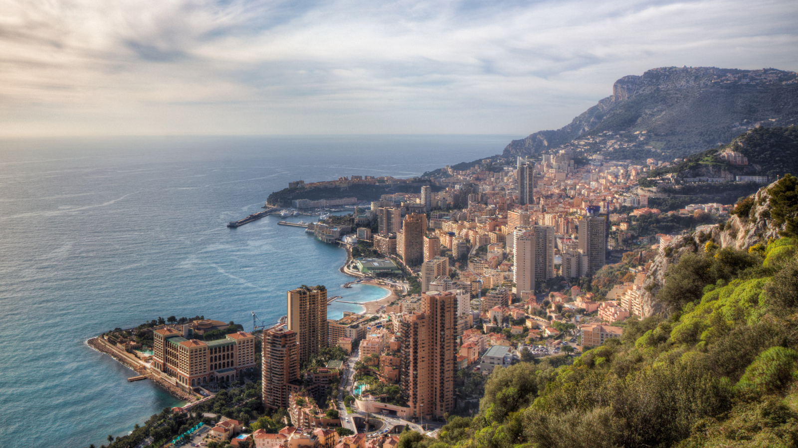 Город на побережье в Монте-Карло, Франция