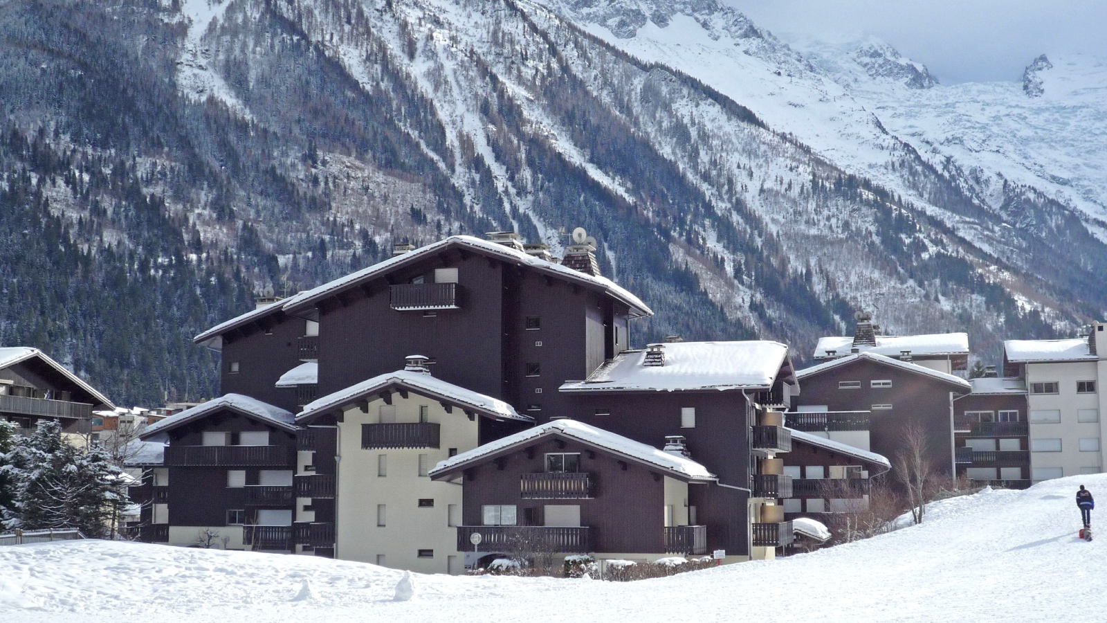 Городские здания на горнолыжном курорте Самоен, Франция