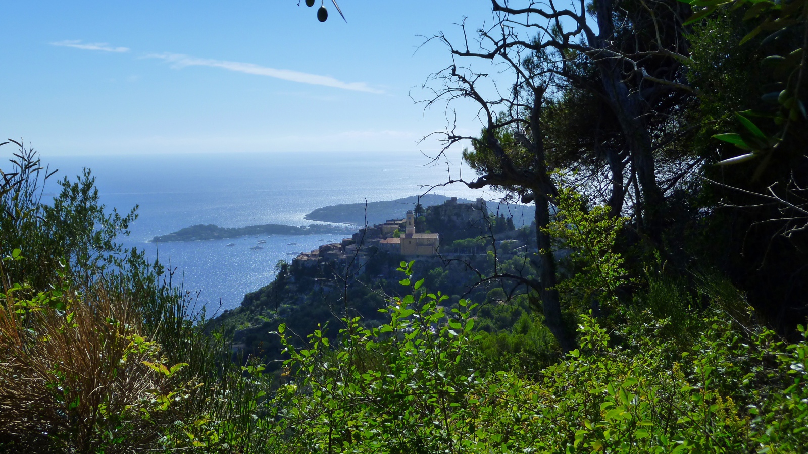 Вид с холма на курорте Эз, Франция