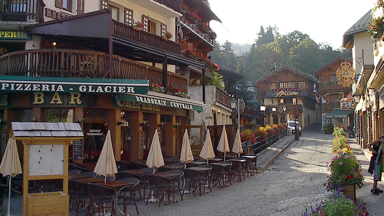 Прогулка по улице на горнолыжном курорте Межев, Франция