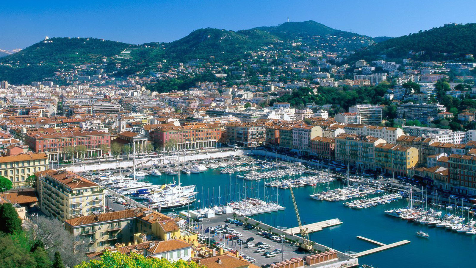 Яхты в порту в городе Марсель, Франция