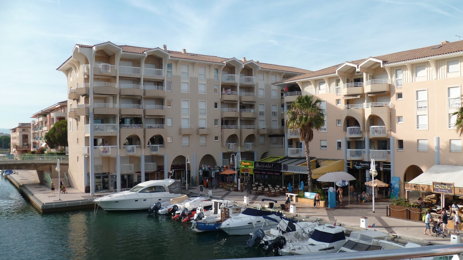 Яхты у набережной на курорте Порт Де Фрежюс, Франция