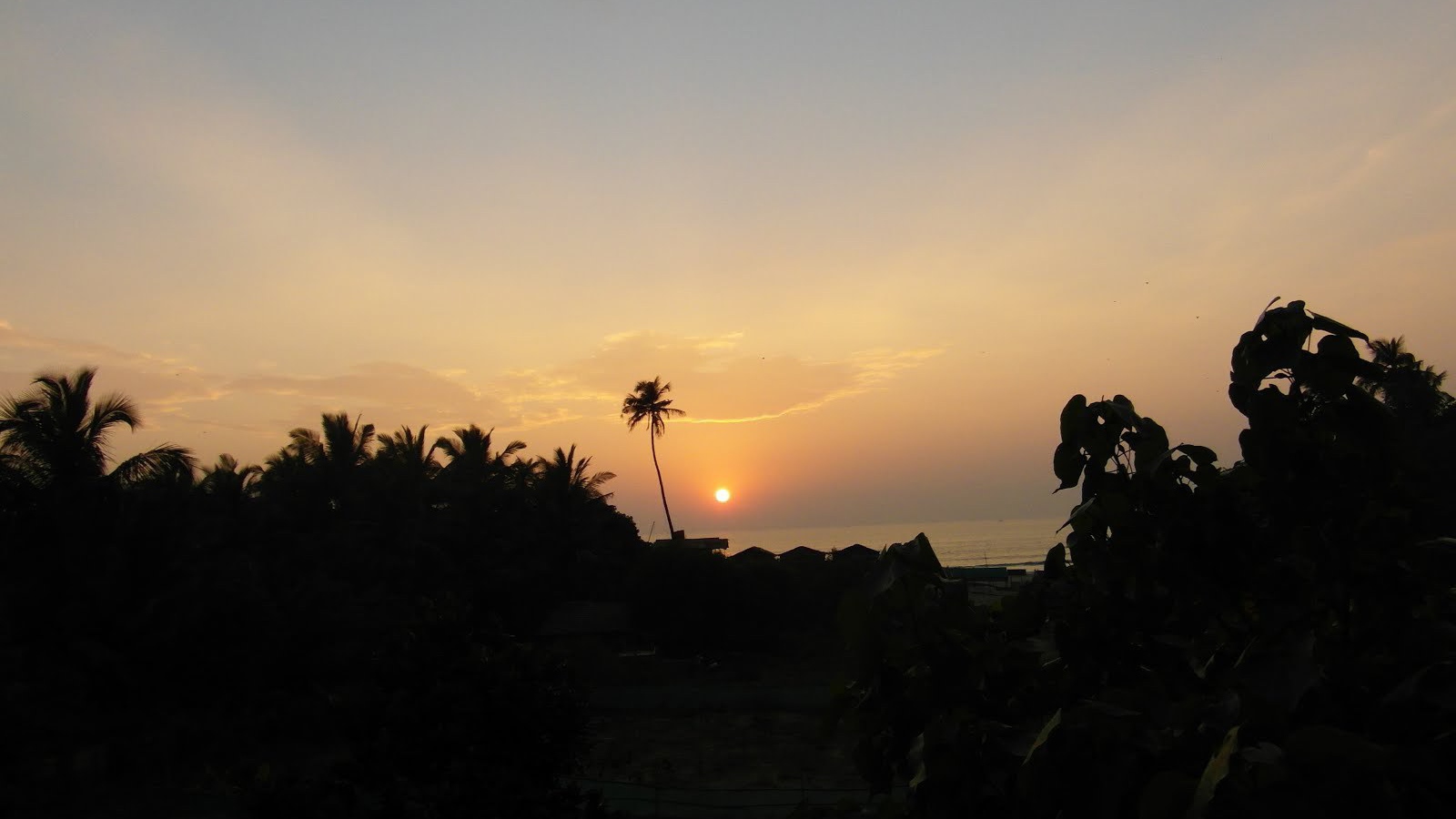 Красивый закат в Арамболе