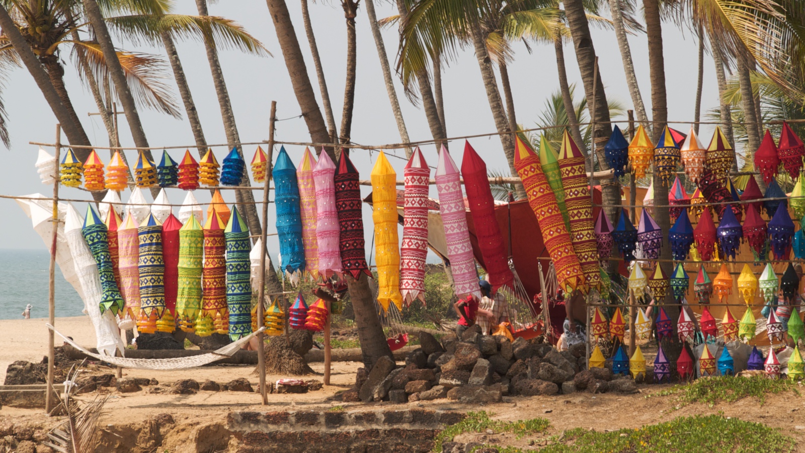 Яркие украшения в Анджуне