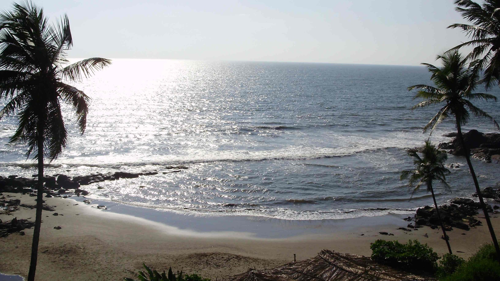 Пустой пляж вечером в Вагаторе