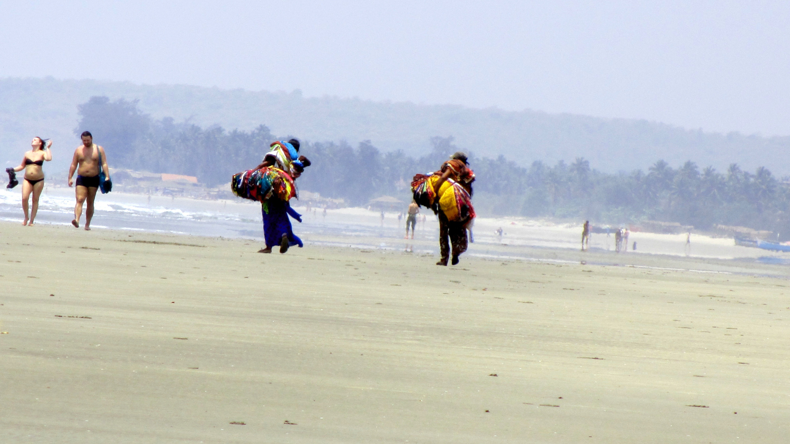Люди на пляже в Ашвеме