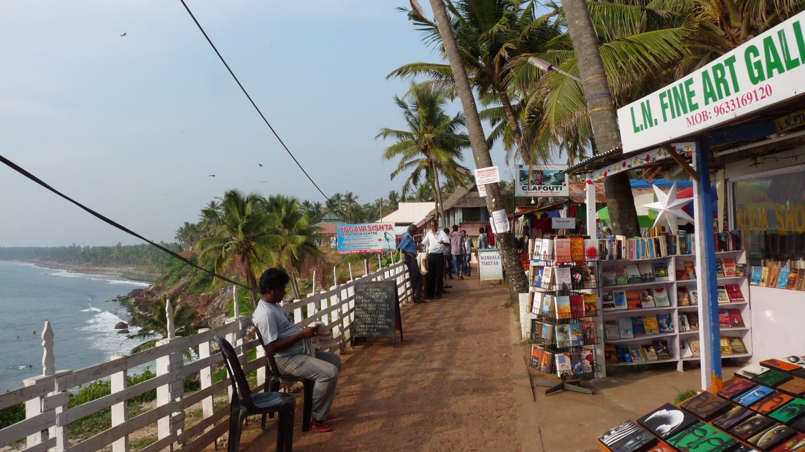 Жители на улицах в Варкале