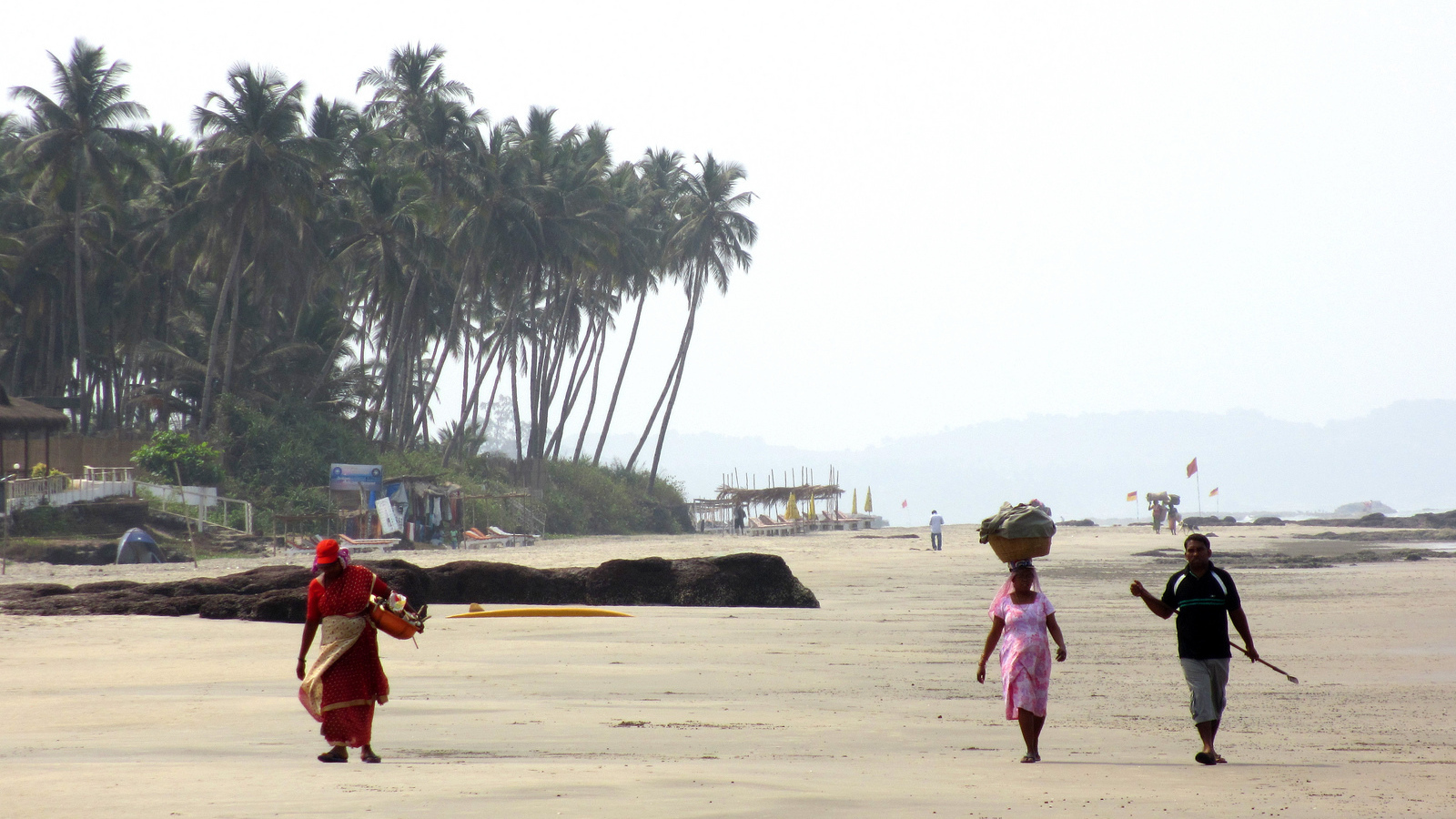 Жители Ашвема на пляже