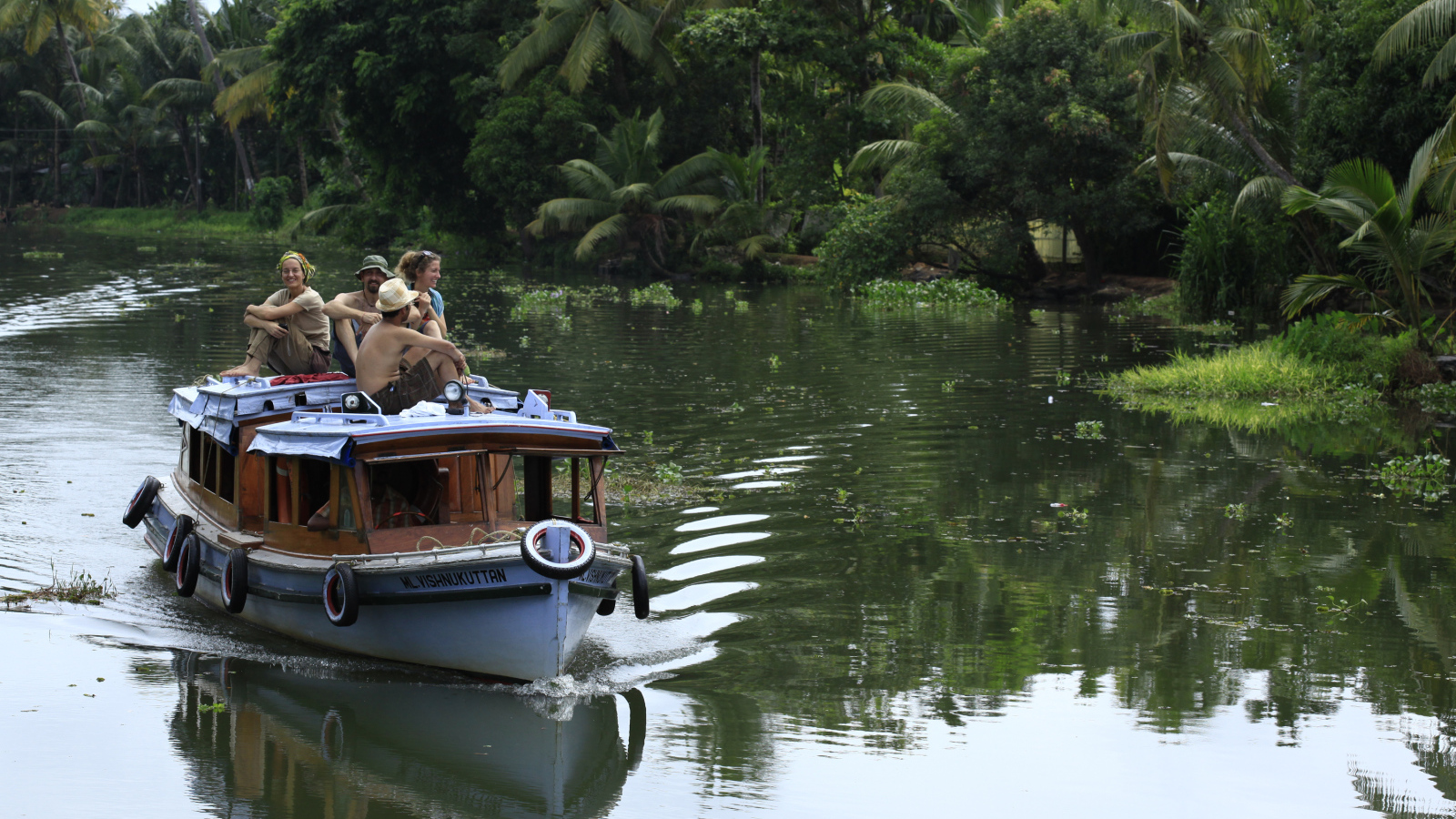 Туристы на лодке в Алапуже