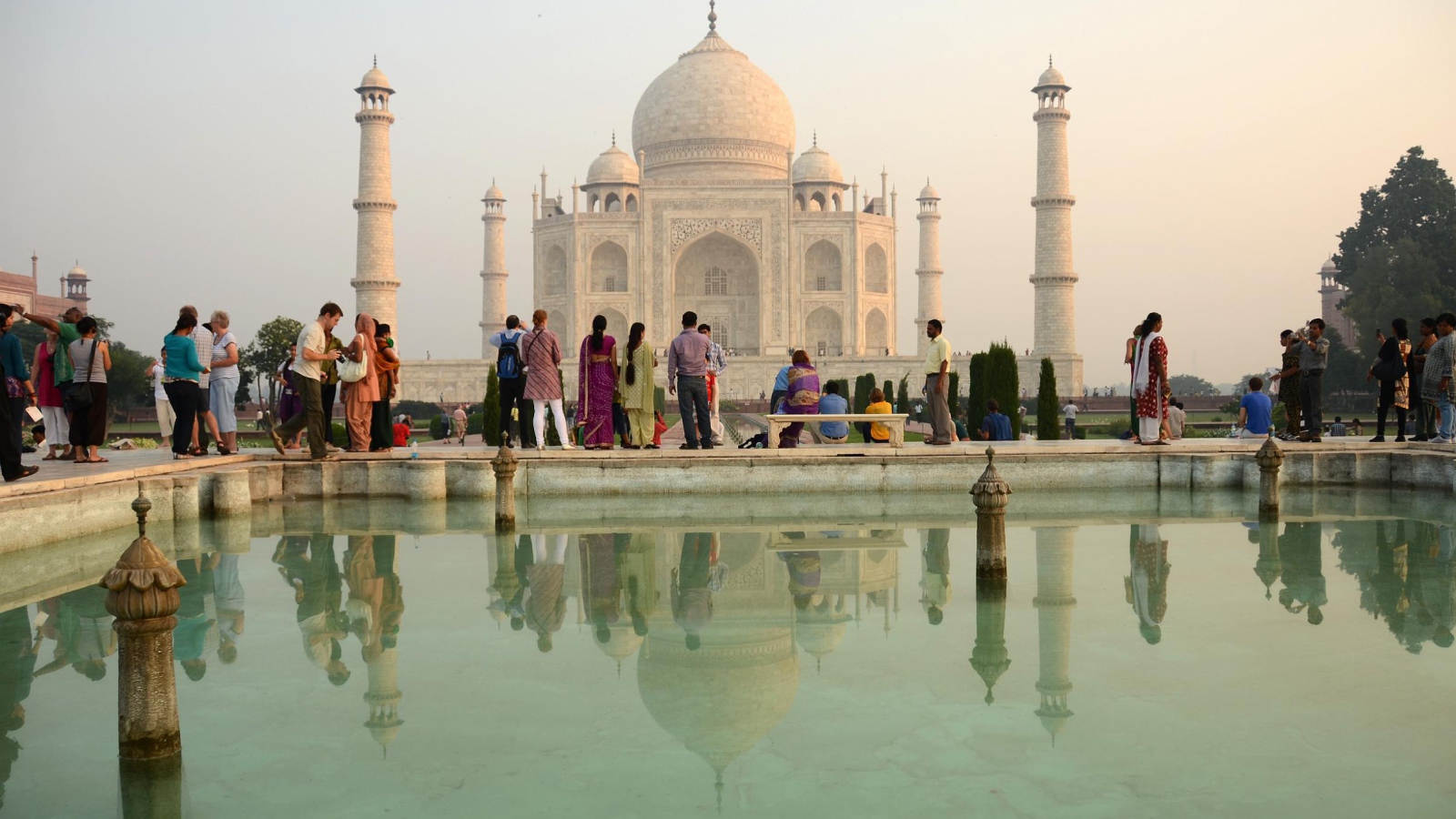 Туристы на фоне мавзолея-мечети Тадж-Махал в Агре