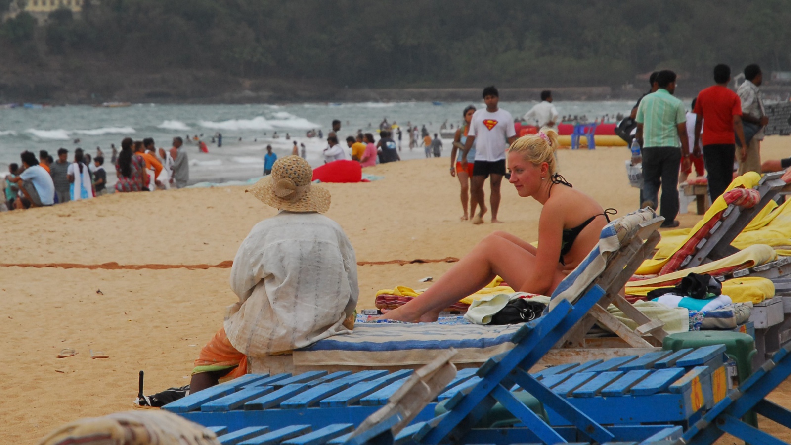 Туристы на пляже в Баге