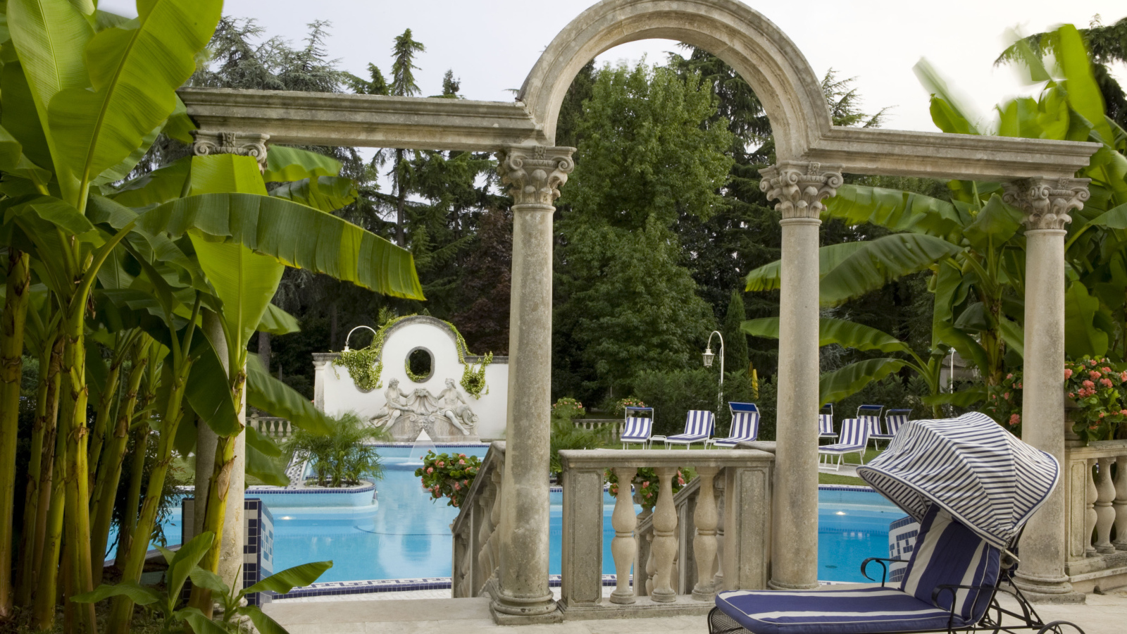 Старинная арка перед бассейном на курорте Абано Терме, Италия