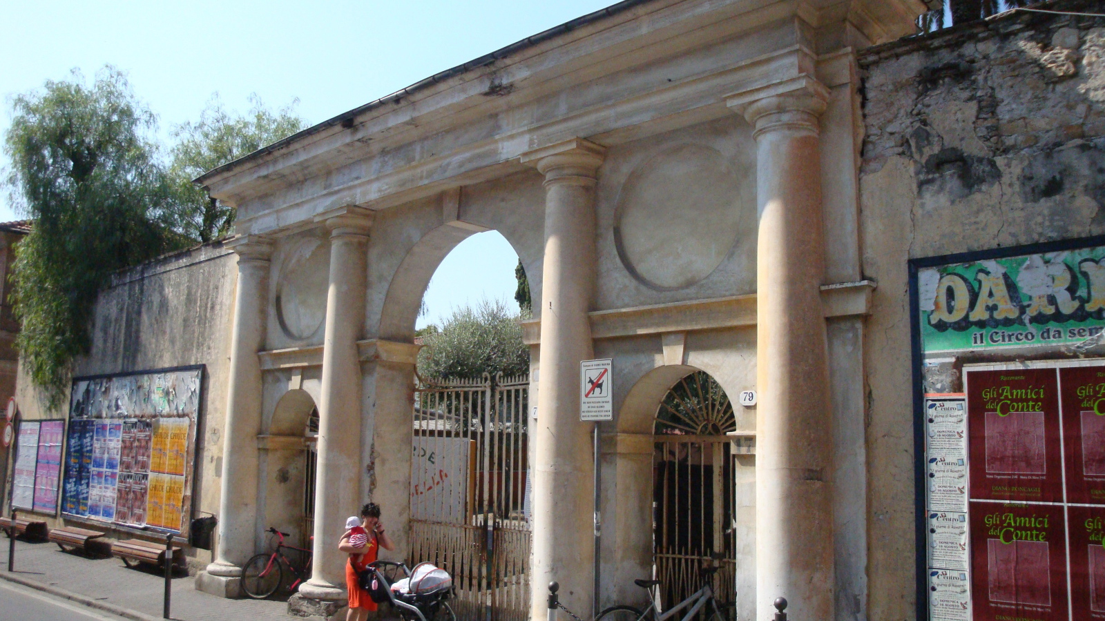 Старинная арка на курорте Диано Марино, Италия