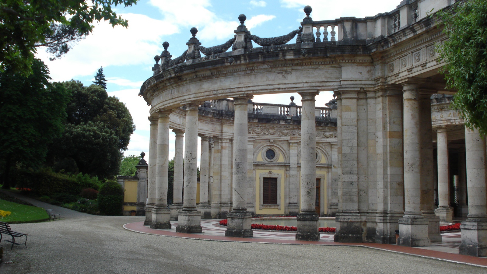 Старинные колонны на курорте в Монтекатини Терме, Италия