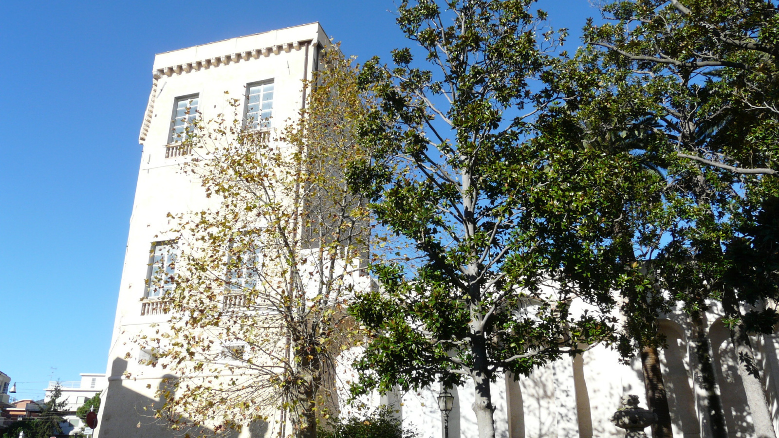 Старинная башня в Лоано, Италия