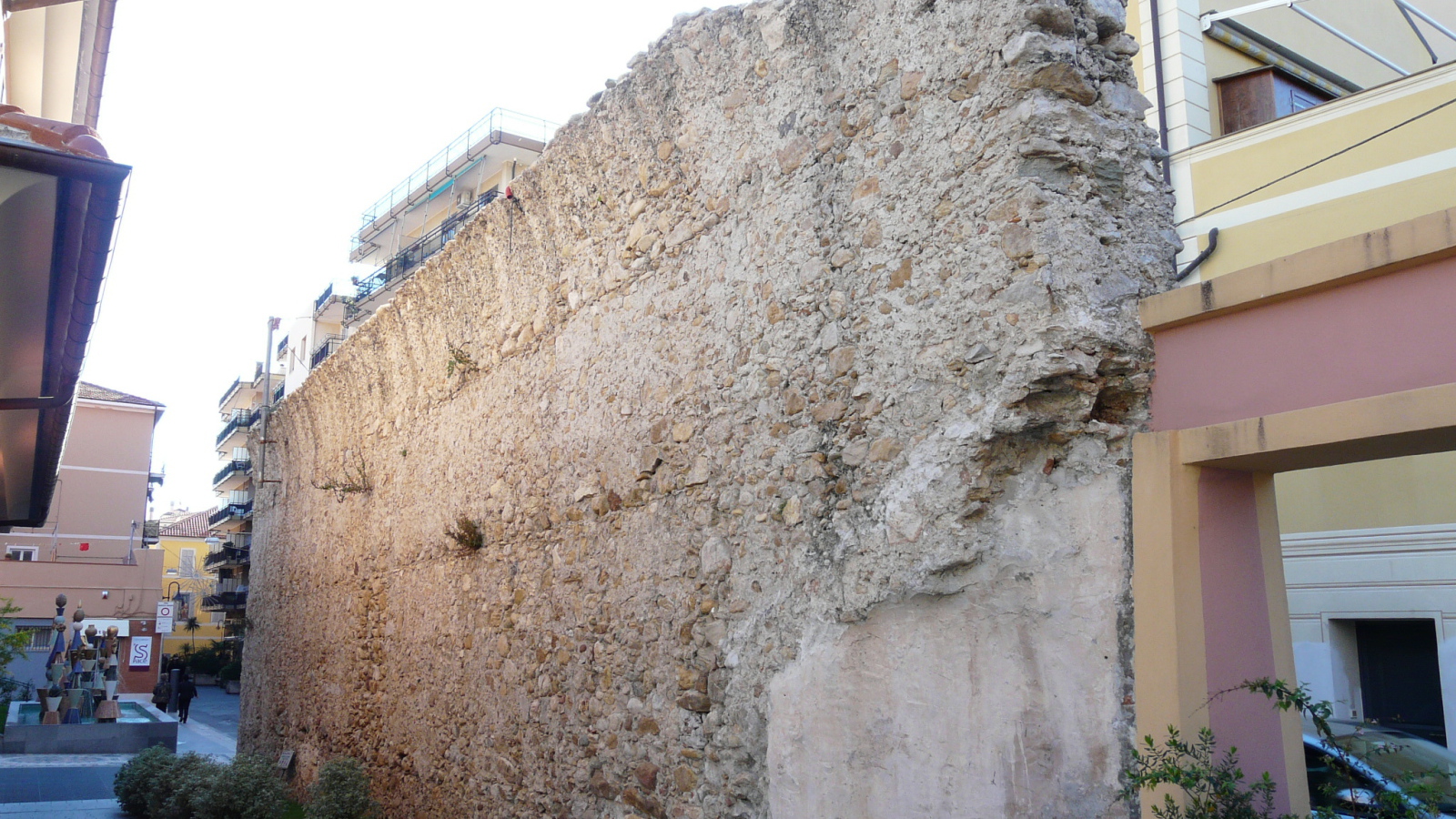 Старинная стена в Лоано, Италия