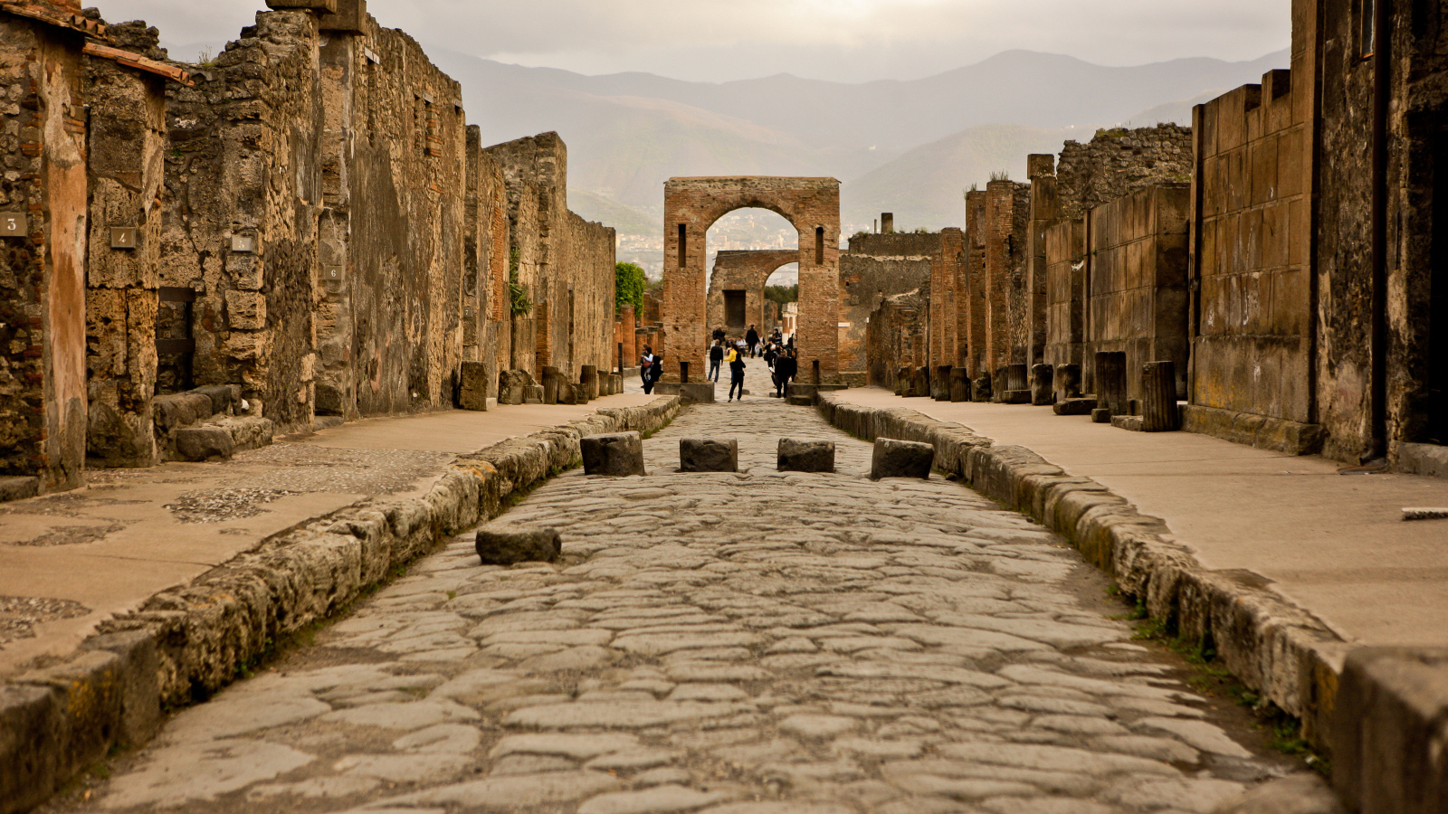 Арка на улице в Помпеях, Италия