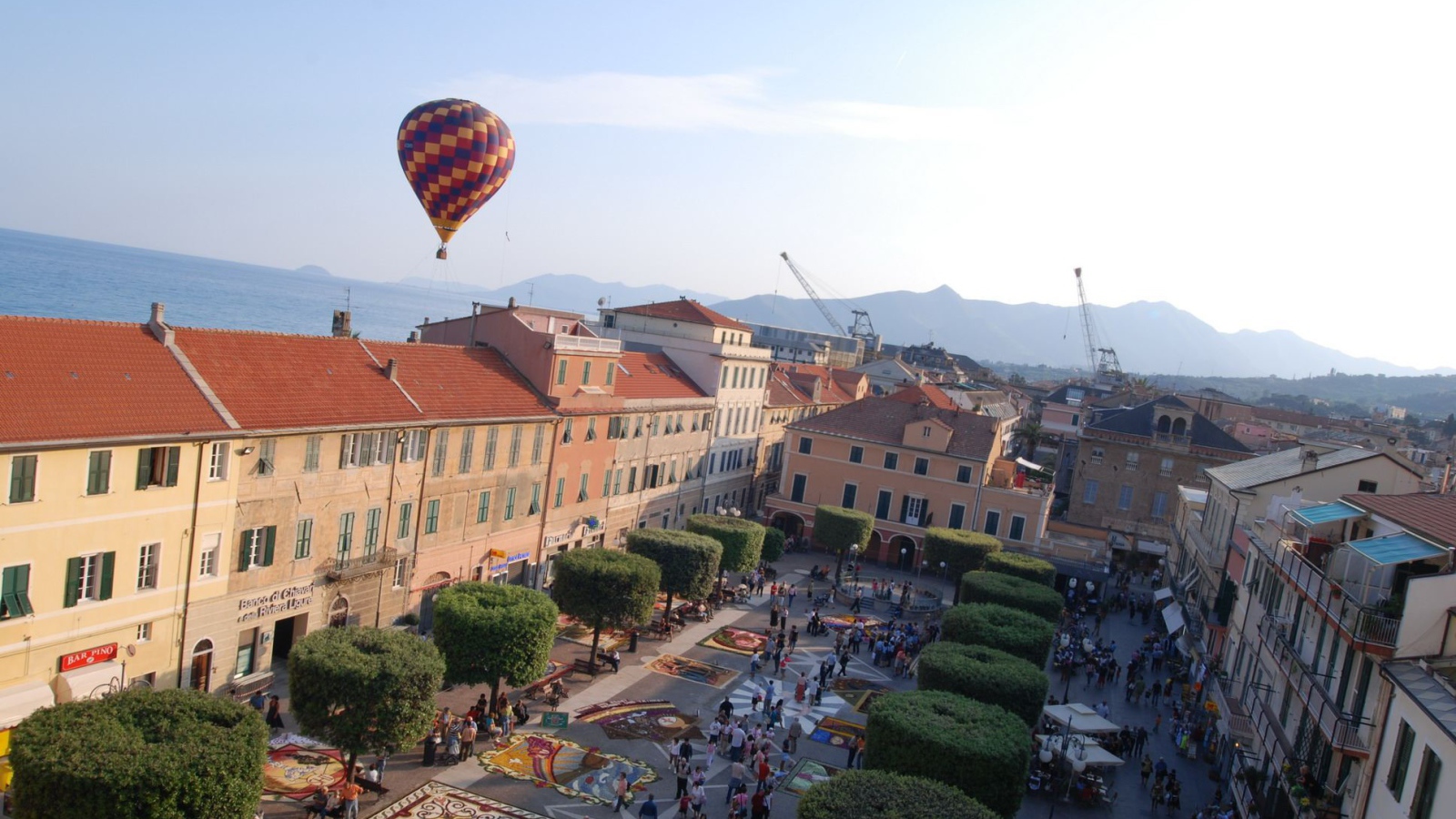 Площадь в городе на курорте в Пьетра Лигуре, Италия