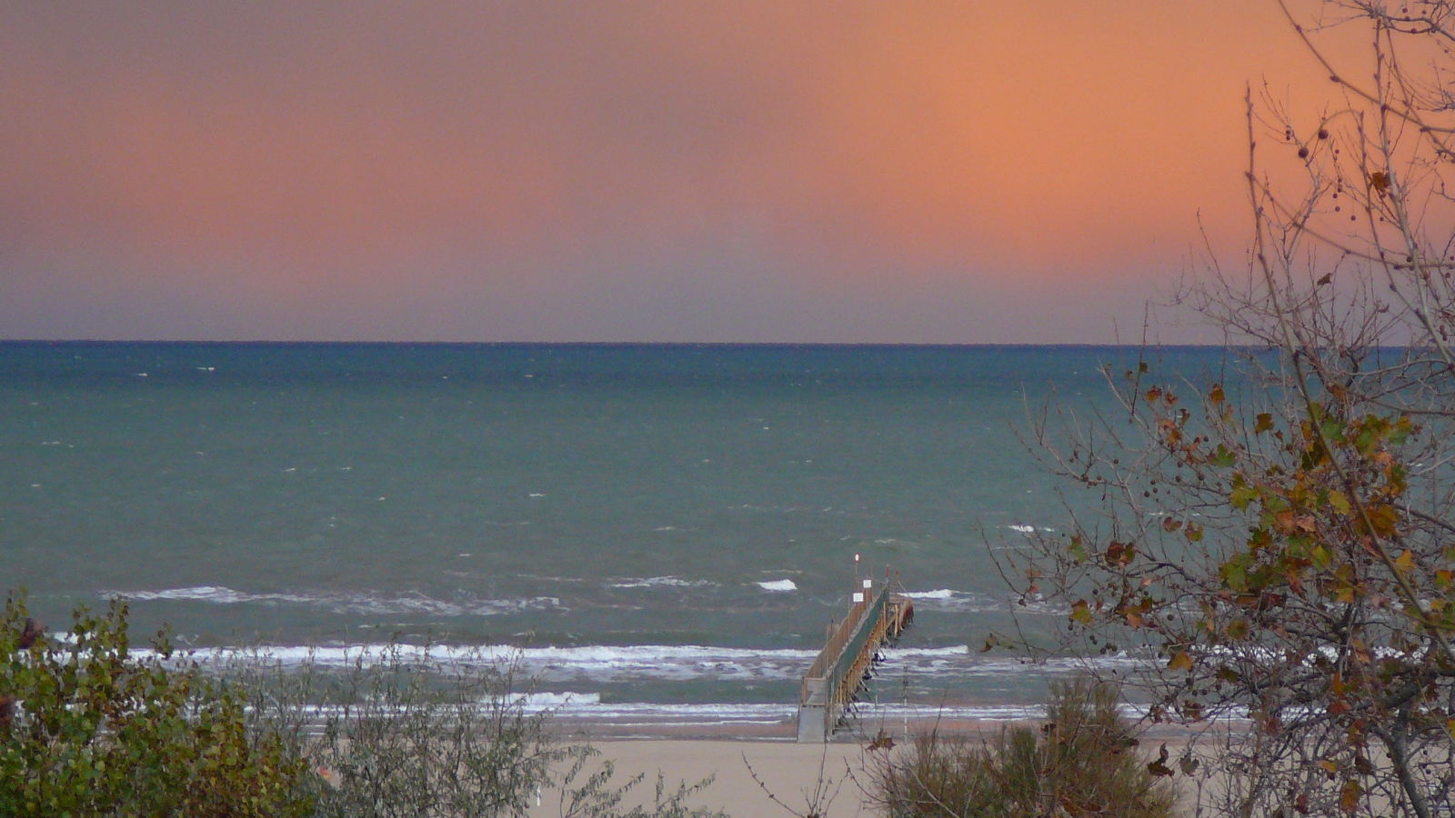 Осенний пляж на курорте в Римини, Италия