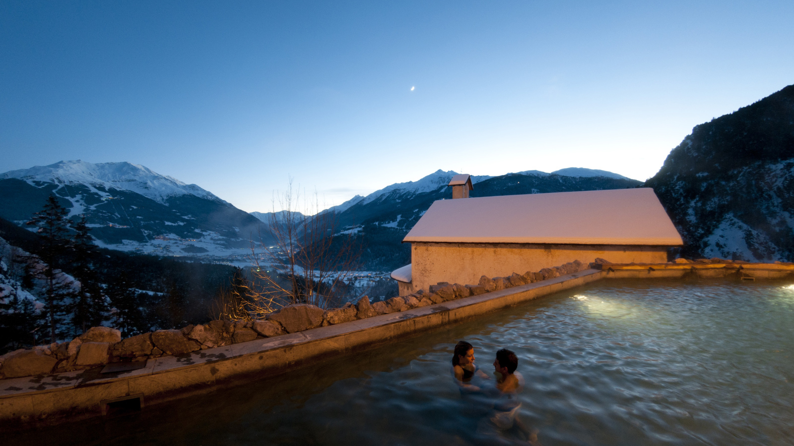 Купание в термальном источнике на курорте в Бормио, Италия