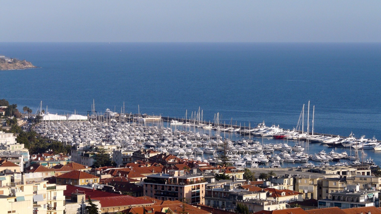 Лодки у побережья в Сан Ремо, Италия