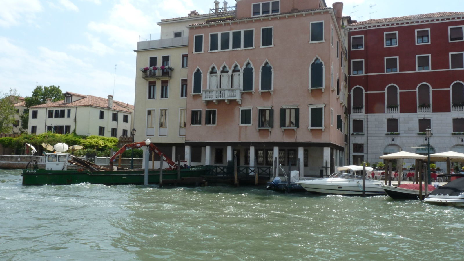 Лодки у пристани на острове Мурано, Италия