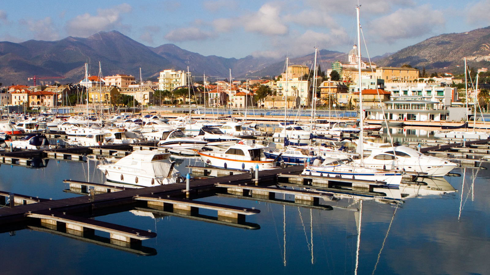 Лодки у причала в Лоано, Италия