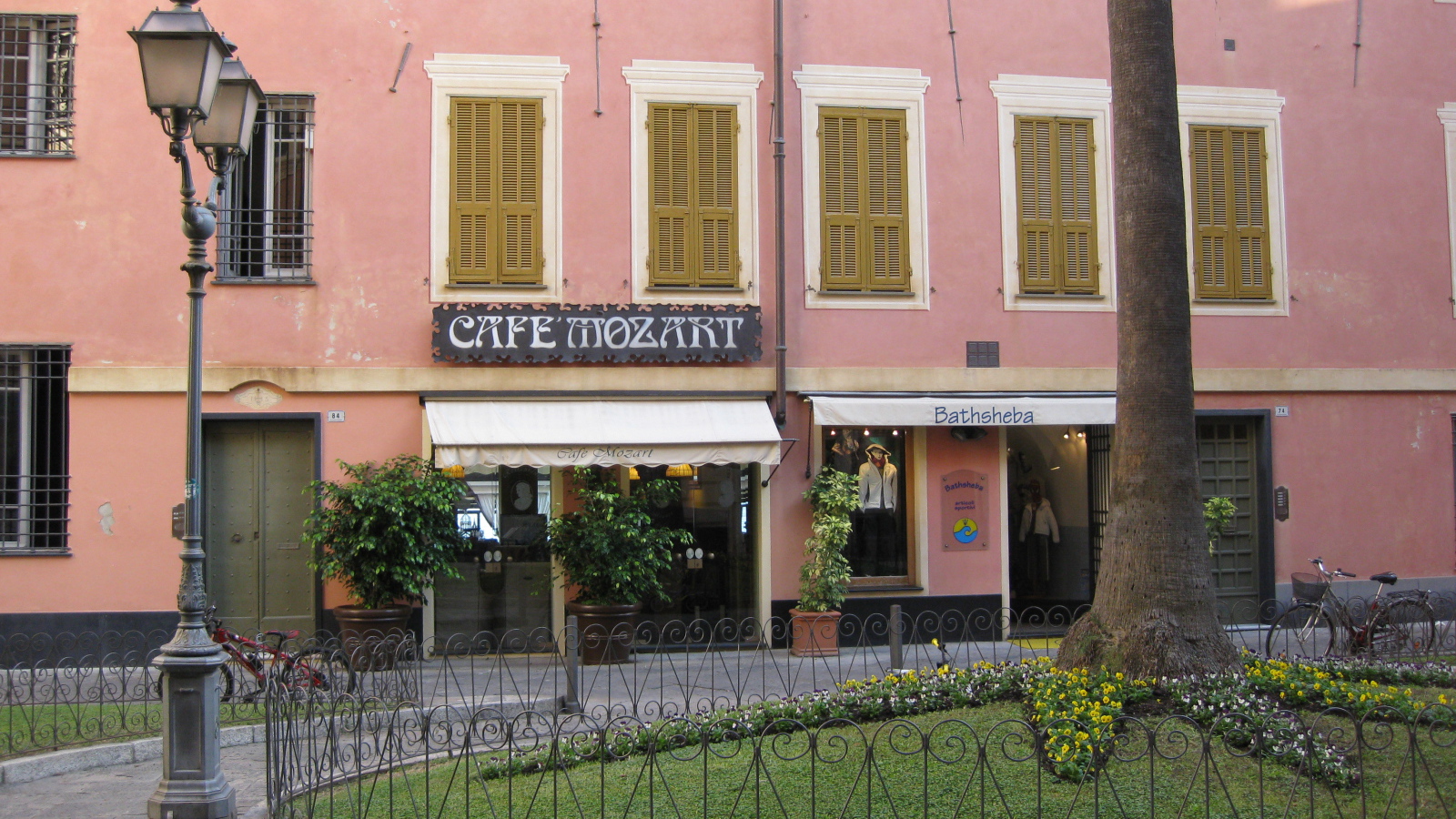 Кафе Моцарт на курорте Алассио, Италия