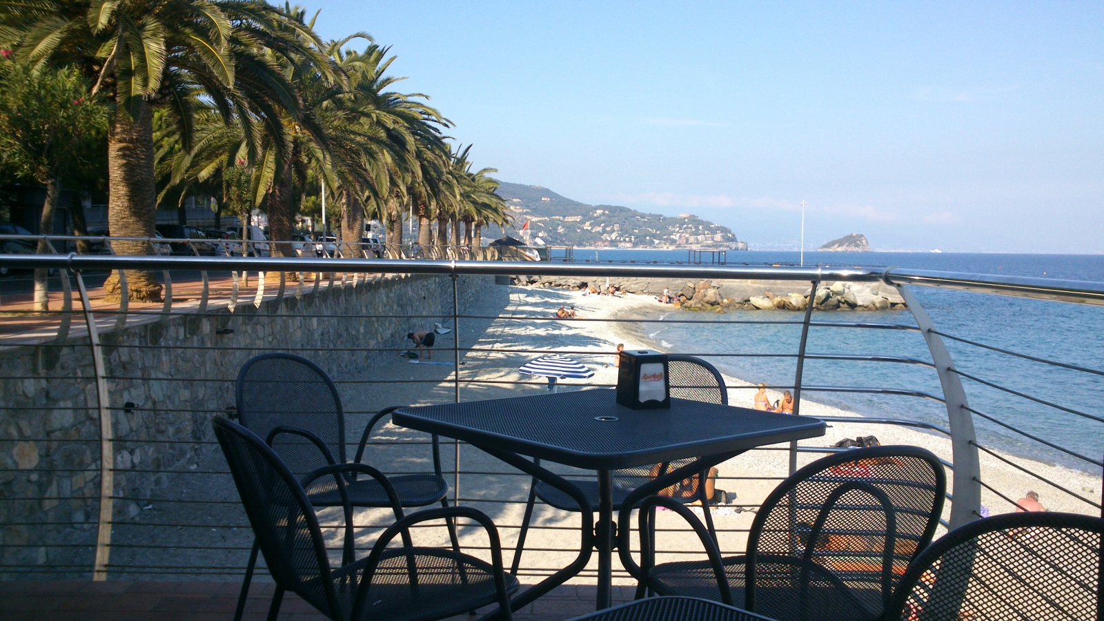 Кафе на пляже на курорте Ноли, Италия