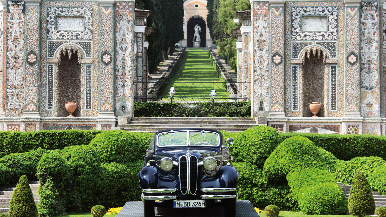 Автомобиль на фоне сада в Тиволи, Италия