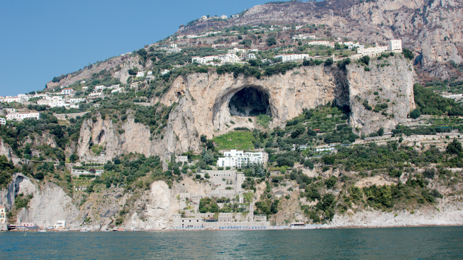 Пещера в склоне горы на курорте в Амальфи, Италия