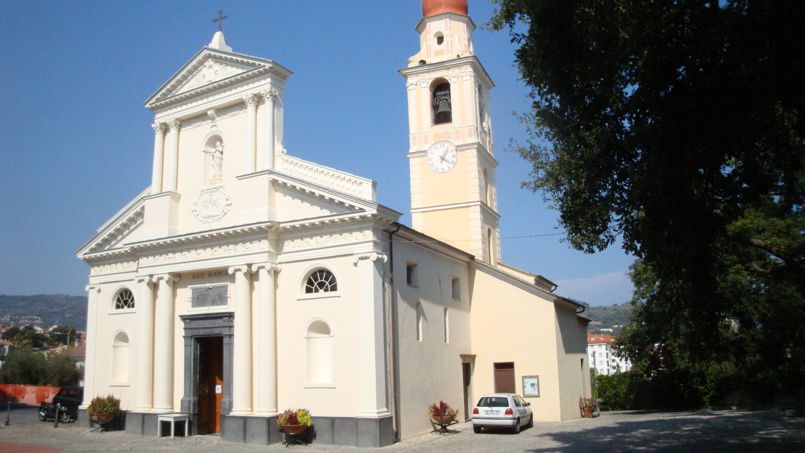 Церковь на курорте Сан Бартоломео Аль Маре, Италия