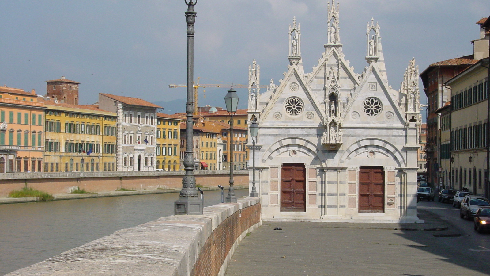 Церковь на берегу канала в Пизе, Италия