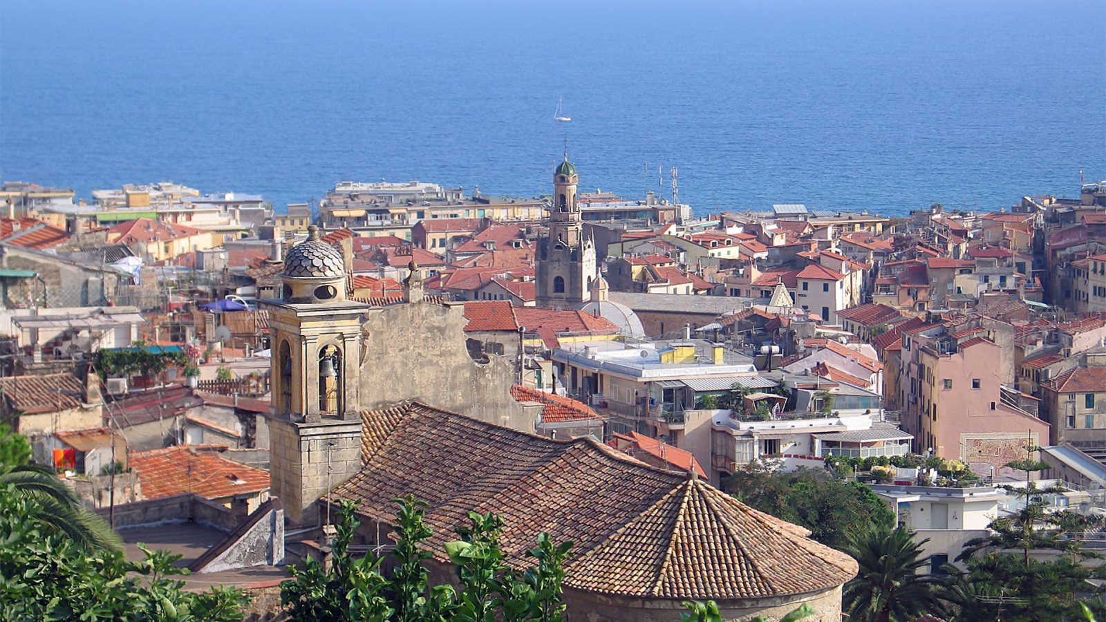 Город на фоне моря в Сан Ремо, Италия