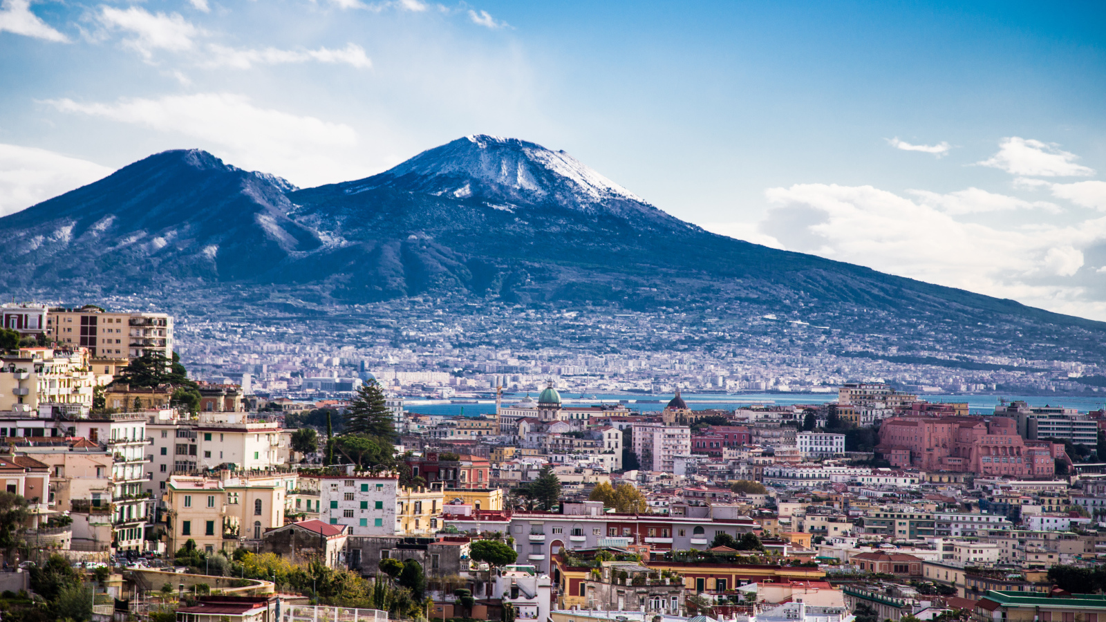 Город у подножия горы в Неаполе, Италия