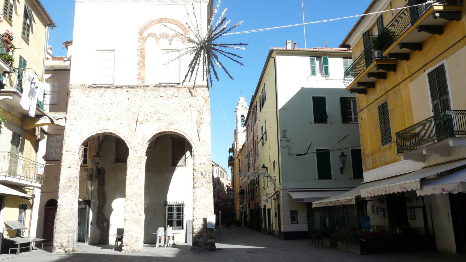 Городская улица в Лоано, Италия