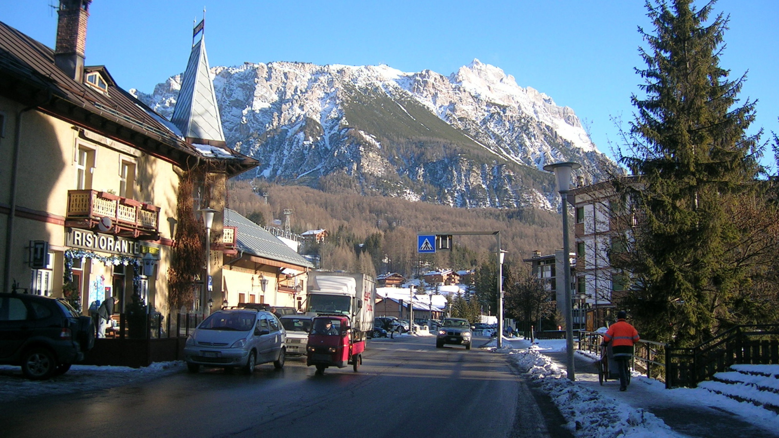 Городская улица на горнолыжном курорте Кортина д'Ампеццо, Италия
