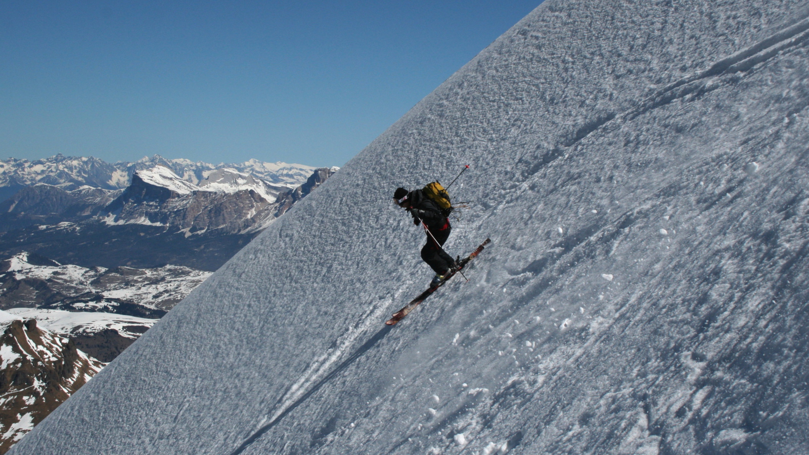 Спуск со склона на горнолыжном курорте Арабба, Италия