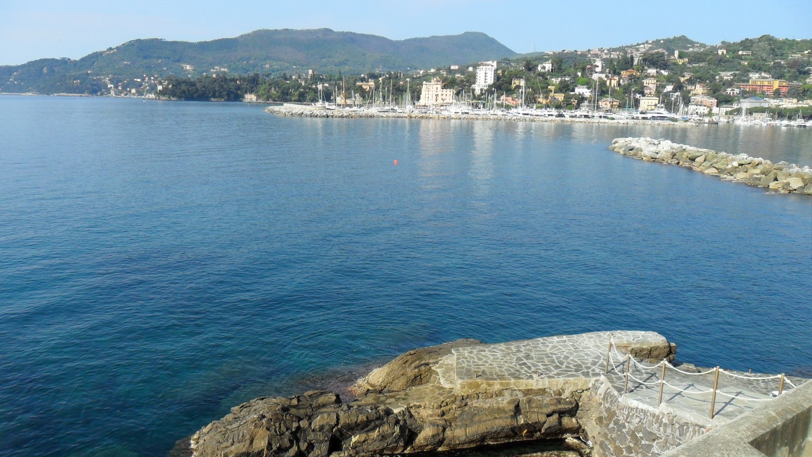 Спуск к причалу на курорте Сан Бартоломео Аль Маре, Италия