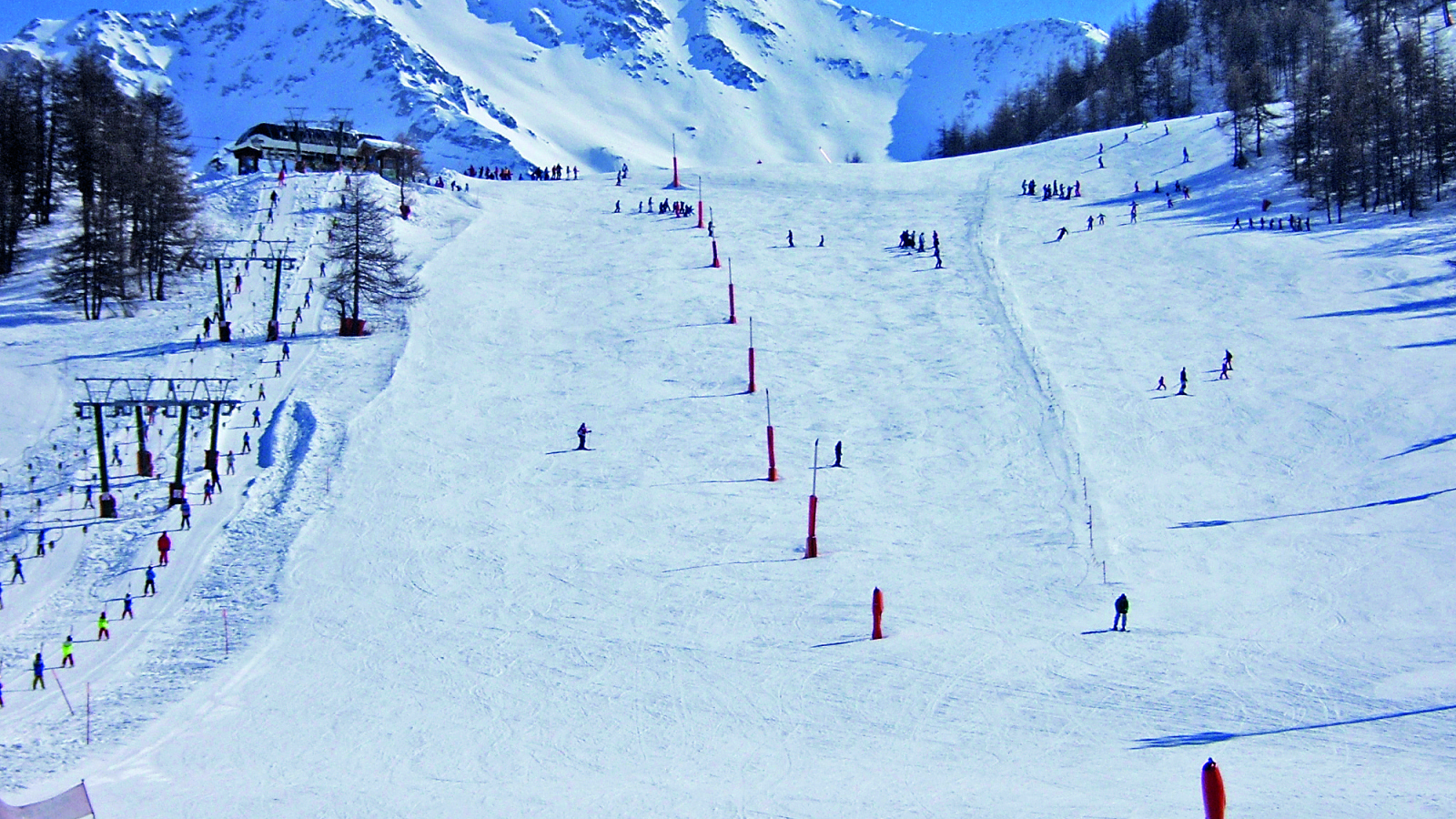 Спуск на лыжах на горнолыжном курорте Сестриер, Италия