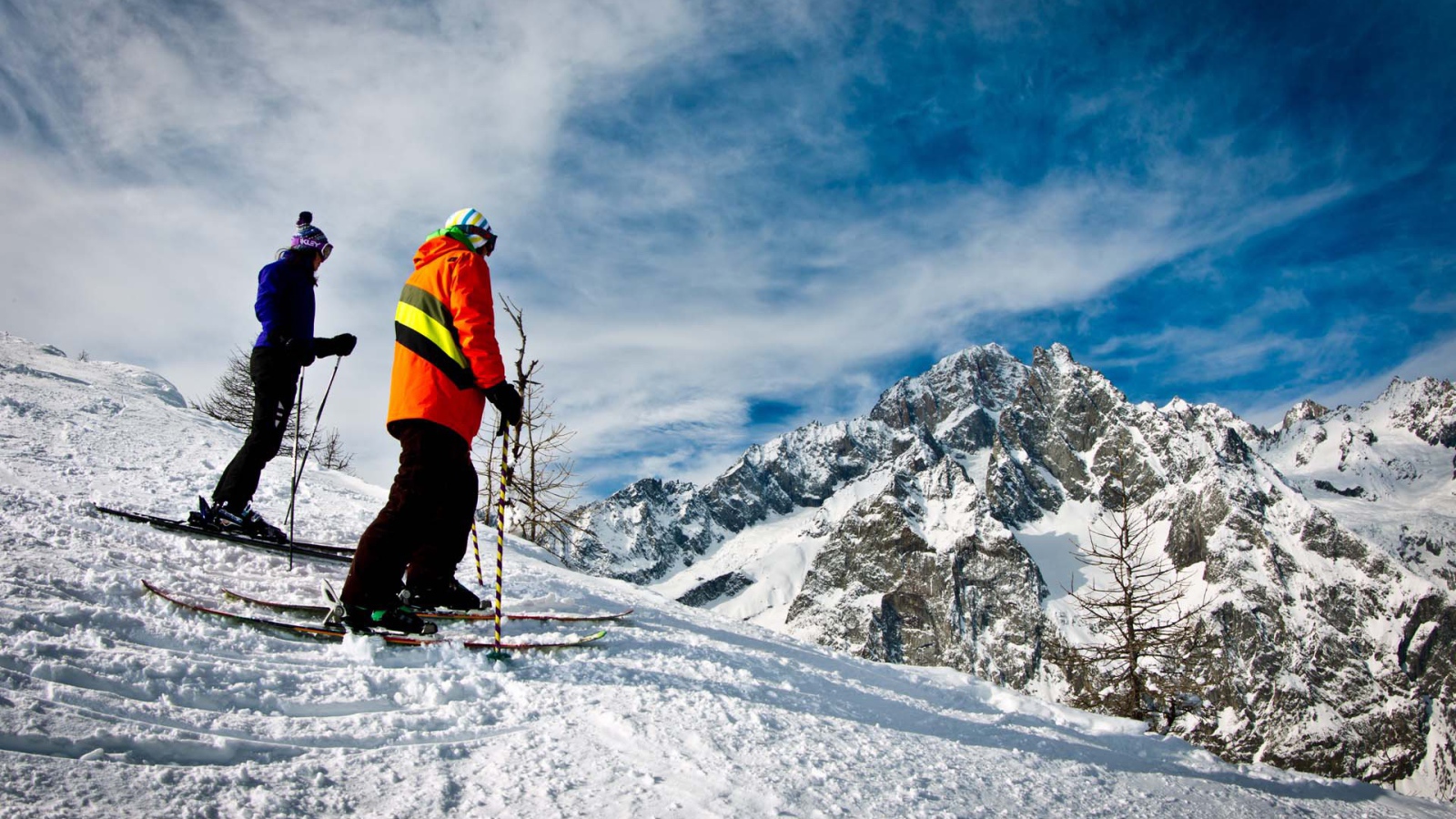 Спуск на лыжах на горнолыжном курорте Курмайор, Италия