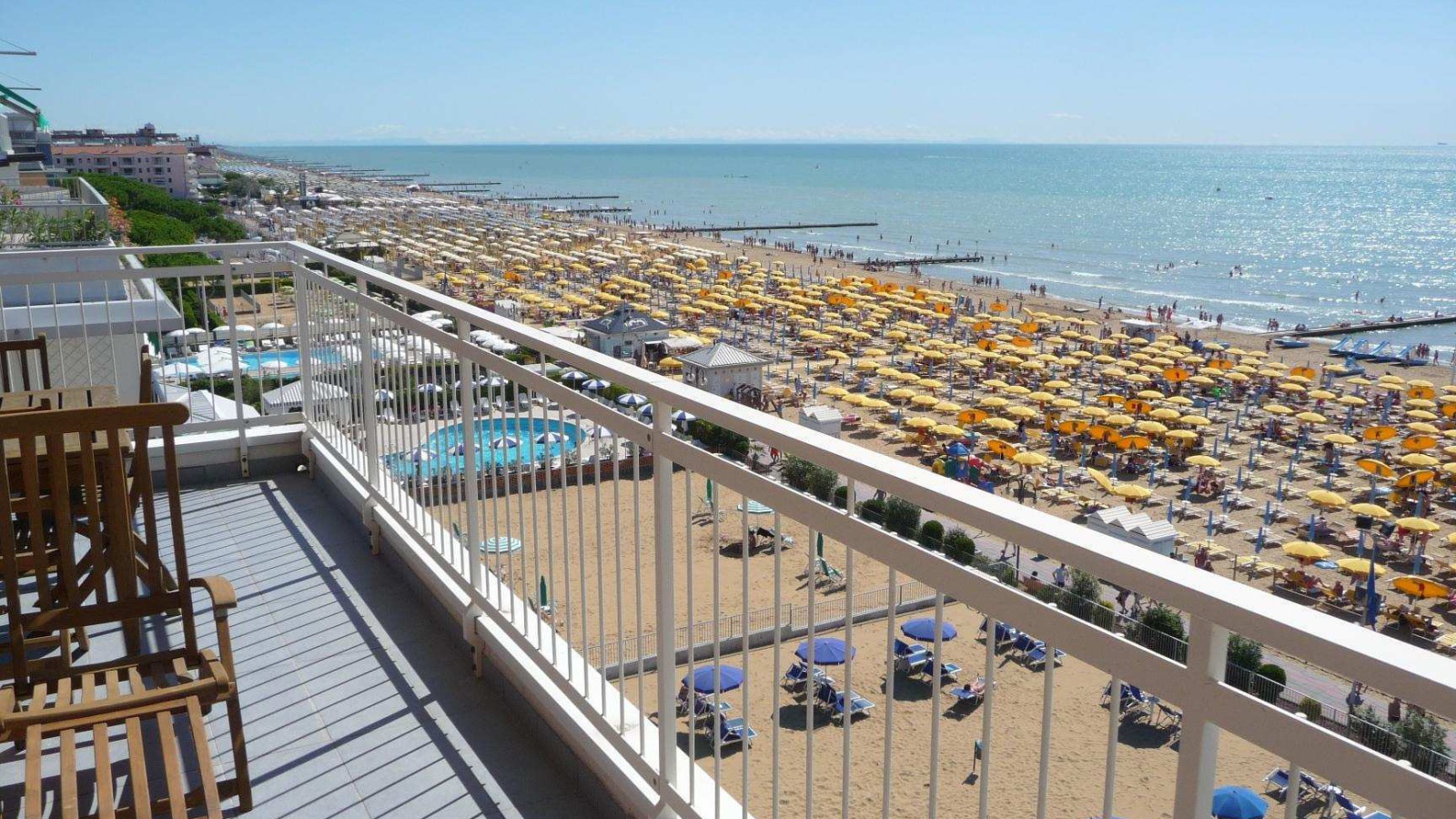 Бескрайний пляж на курорте Лидо ди Езоло, Италия