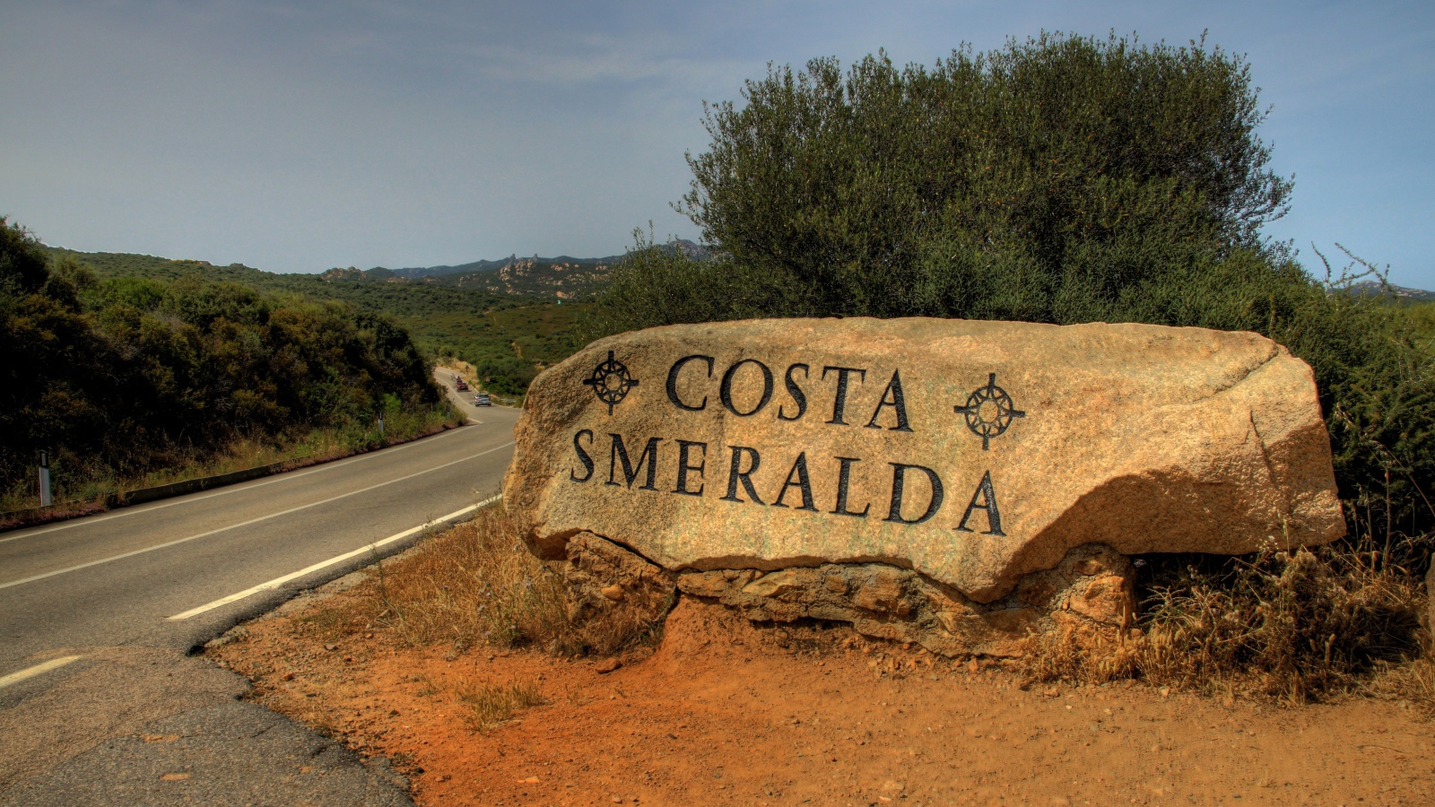 Въезд в город на курорте Коста Смеральда, Италия