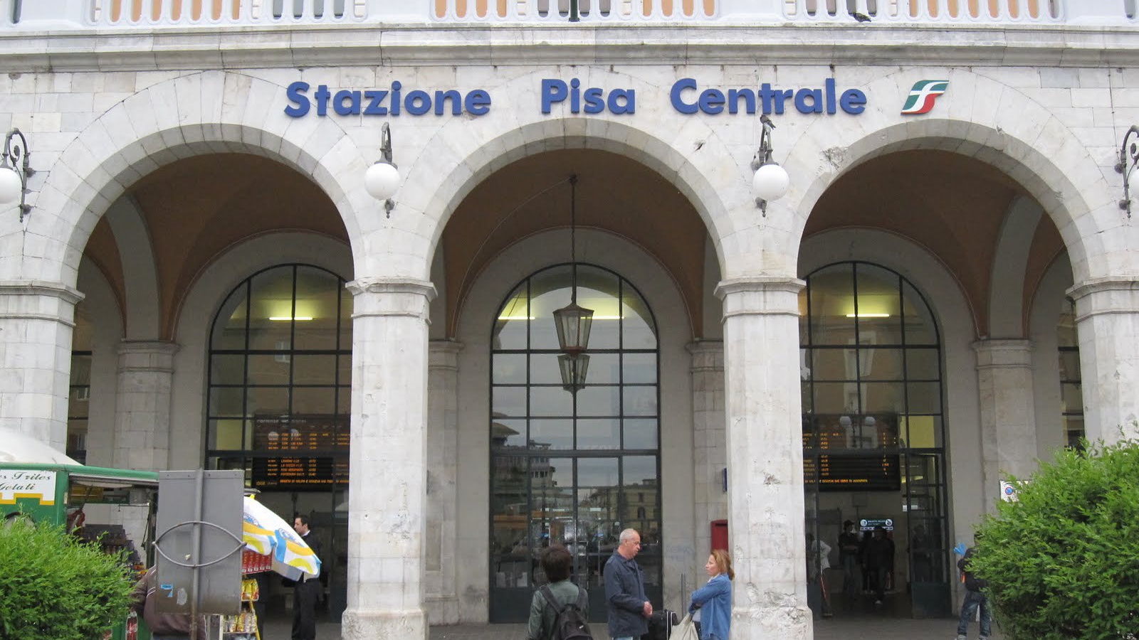 Вход на центральный вокзал в Пизе, Италия