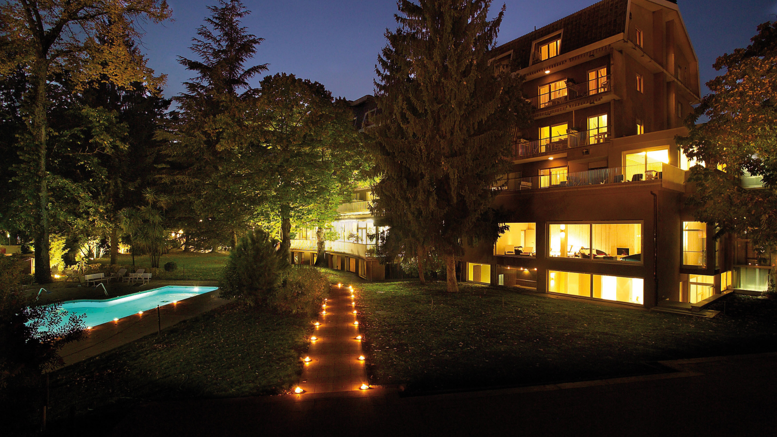 Вечерний отель на курорте Фьюджи, Италия