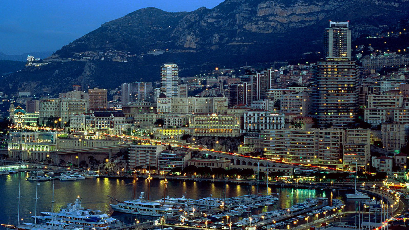 Вечерние огни в Генуе, Италия