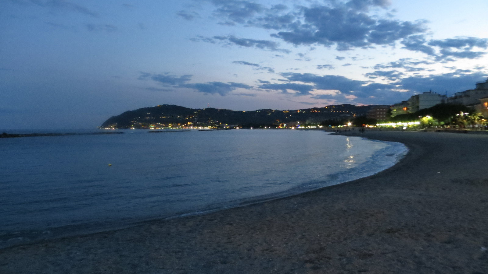 Вечерние огни на курорте Диано Марино, Италия