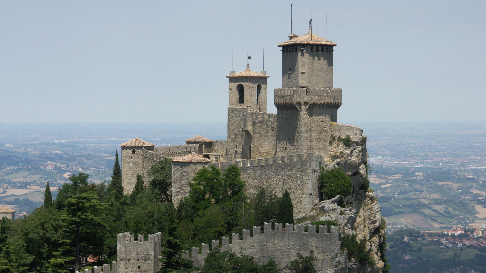 Крепость на вершине горы в Сан Марино, Италия
