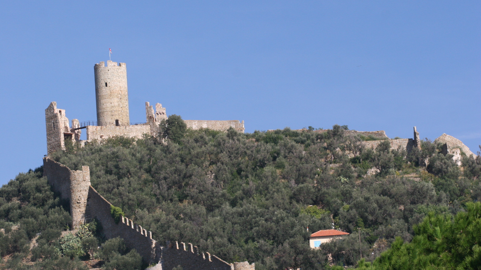 Крепостная стена на курорте Ноли, Италия